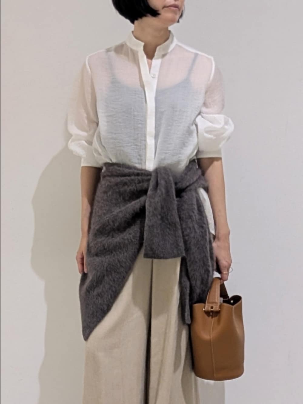 ホワイト系のシャツ/ブラウス、ベージュ系のその他パンツ、ブラウン系のストール/ショールを着用したレディースの秋コーディネートの2枚目の写真