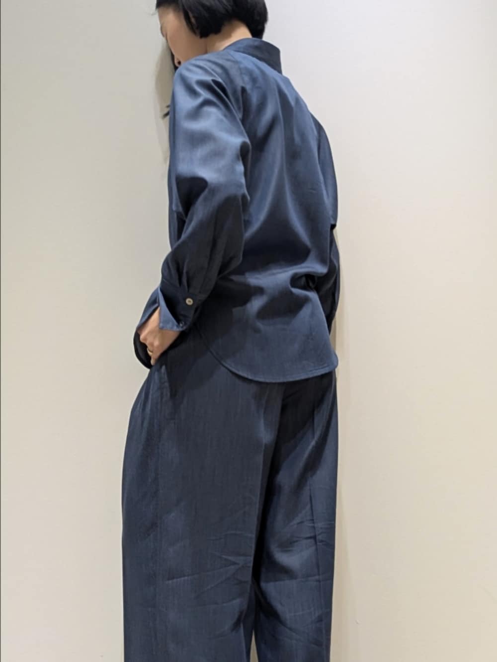 ブルー系のシャツ/ブラウス、ブルー系のその他パンツ、ブラウン系のショルダーバッグを着用したレディースの冬コーディネートの4枚目の写真