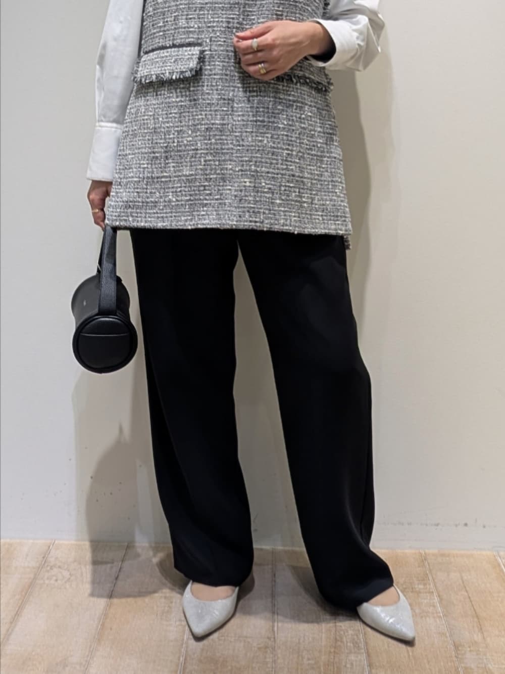 ブラック系のベスト、ホワイト系のシャツ/ブラウス、ブラック系のその他パンツを着用したレディースの冬コーディネートの3枚目の写真