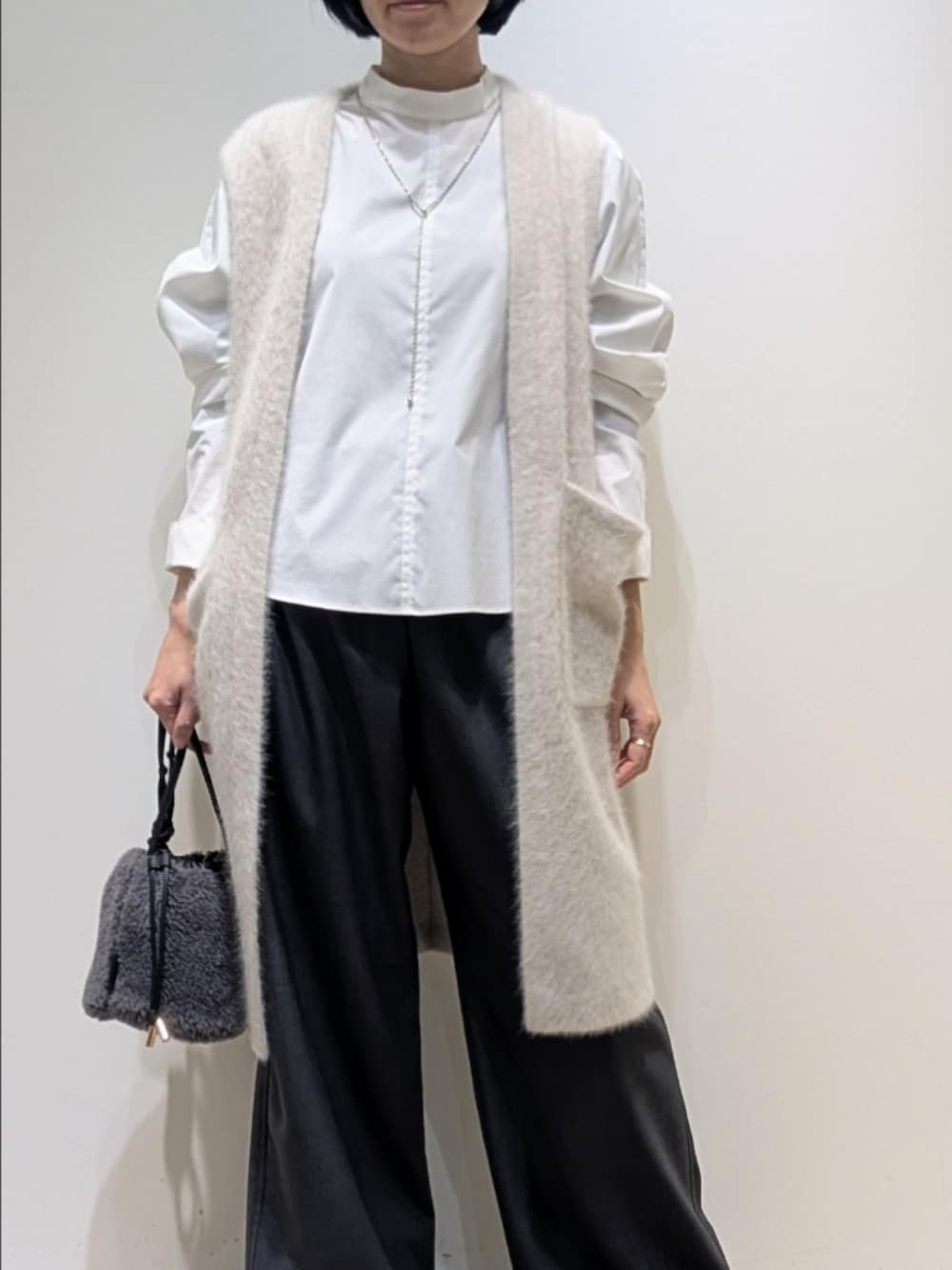 ホワイト系のシャツ/ブラウス、ベージュ系のベスト、グレー系のその他パンツを着用したレディースの冬コーディネートの2枚目の写真