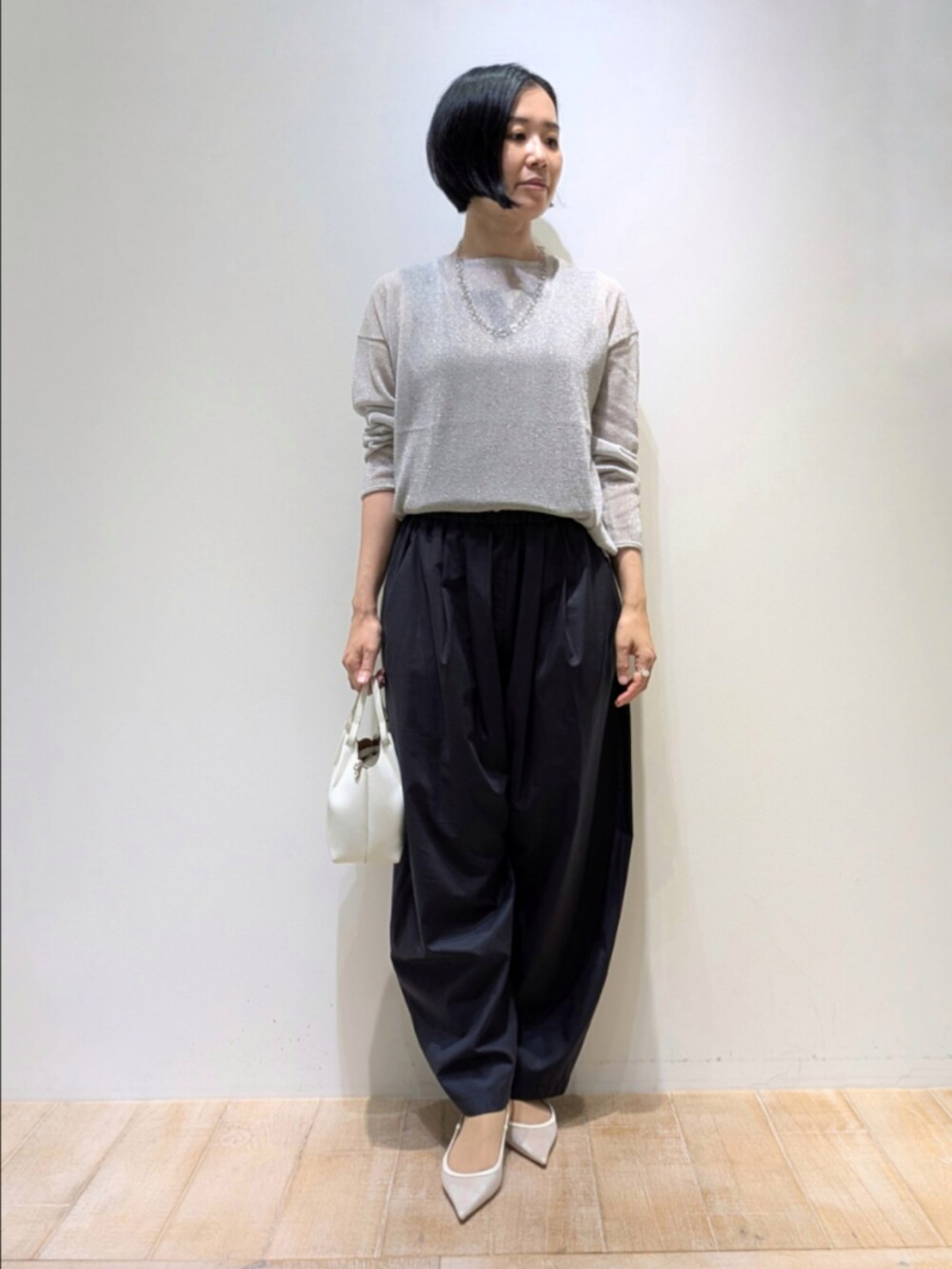 シルバー系のニット/セーター、ブルー系のカーゴパンツを着用したレディースの夏コーディネートの6枚目の写真