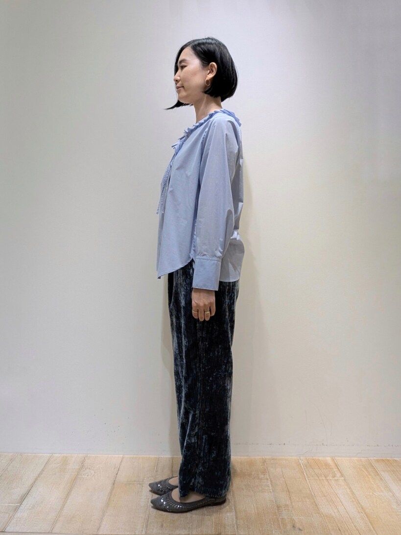 ブルー系のシャツ/ブラウス、ブルー系のその他パンツを着用したレディースの冬コーディネートの2枚目の写真
