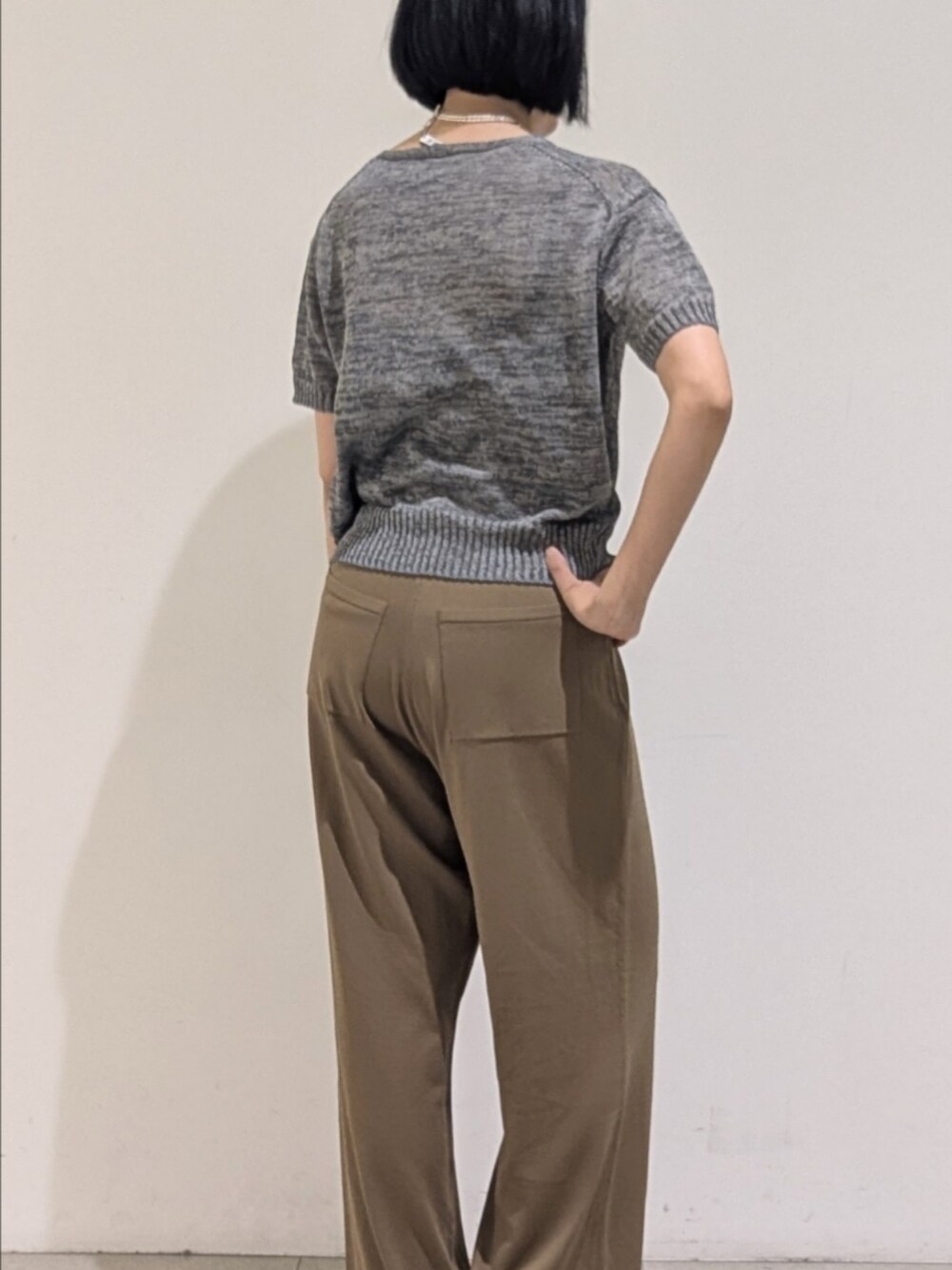 グレー系のニット/セーター、ベージュ系のその他パンツ、シルバー系のチョーカーを着用したレディースの夏コーディネートの4枚目の写真