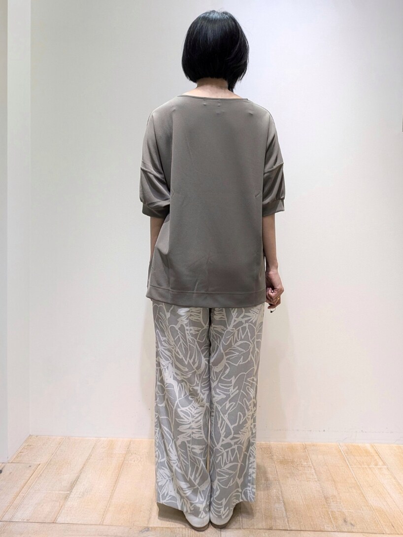 グリーン系のTシャツ/カットソー、グレー系のその他パンツを着用したレディースの夏コーディネートの4枚目の写真