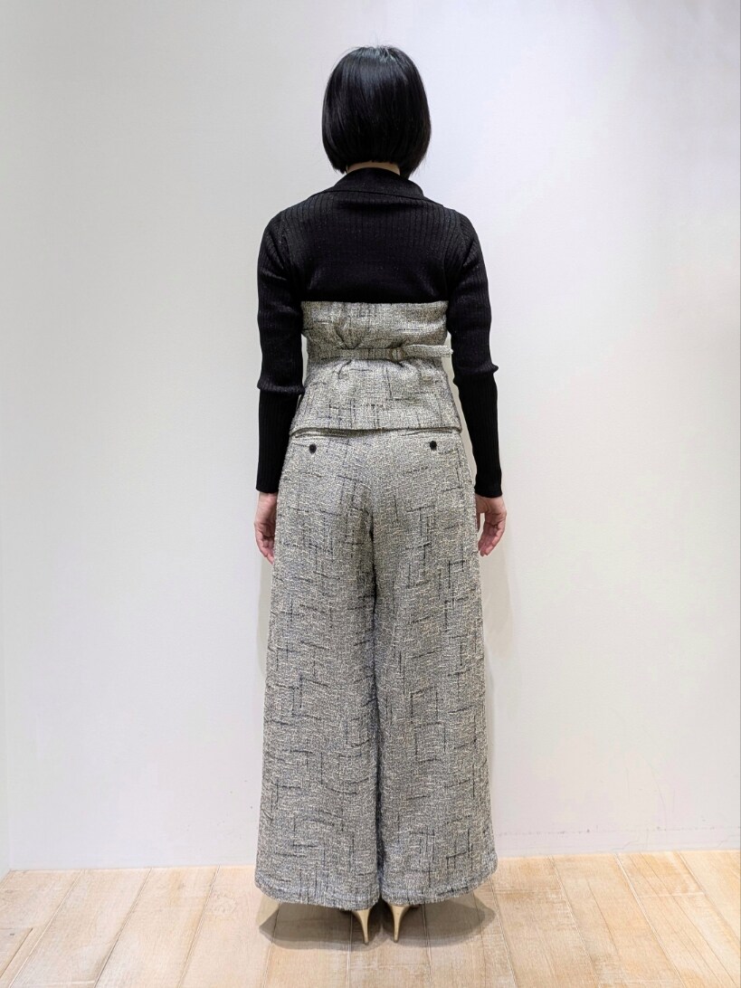 ブラック系のキャミソール、ブラック系のその他パンツ、ブラック系のニット/セーターを着用したレディースの冬コーディネートの3枚目の写真