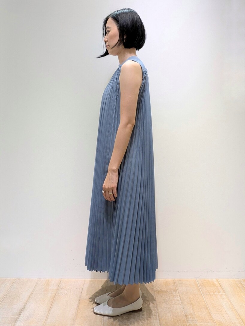 ブルー系のワンピースを着用したレディースの夏コーディネートの2枚目の写真