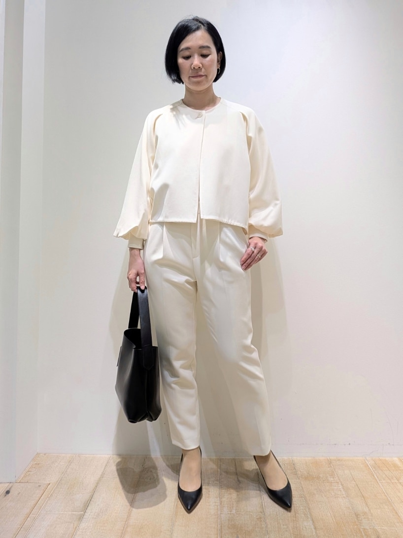 ホワイト系のテーラードジャケット、ホワイト系のスラックス、ホワイト系のシャツ/ブラウスを着用したレディースの冬コーディネートの2枚目の写真