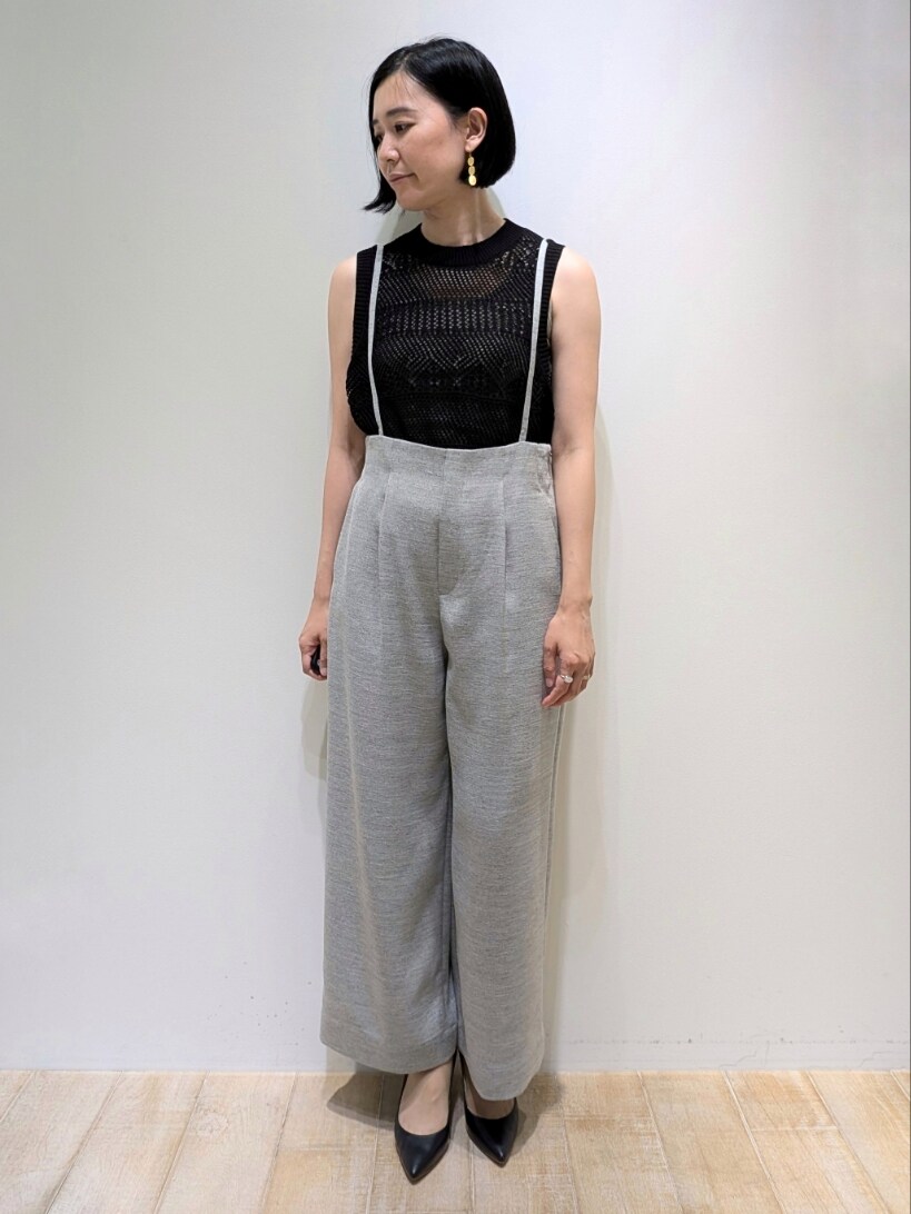 ブラック系のニット/セーター、グレー系のその他パンツを着用したレディースの夏コーディネートの5枚目の写真