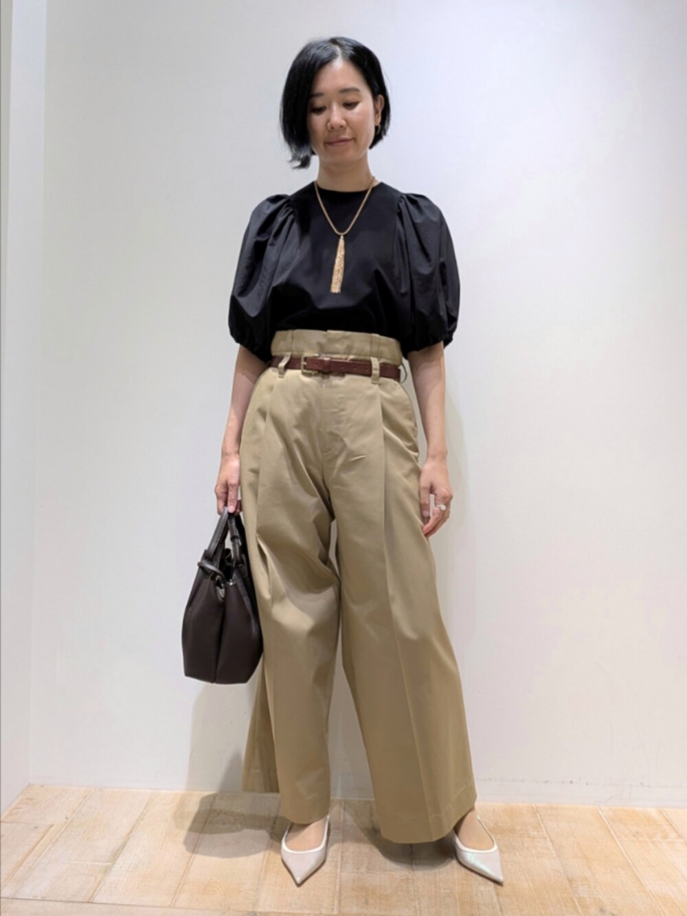 ブラック系のTシャツ/カットソー、ベージュ系のその他パンツ、ゴールド系のネックレスを着用したレディースの夏コーディネートの4枚目の写真