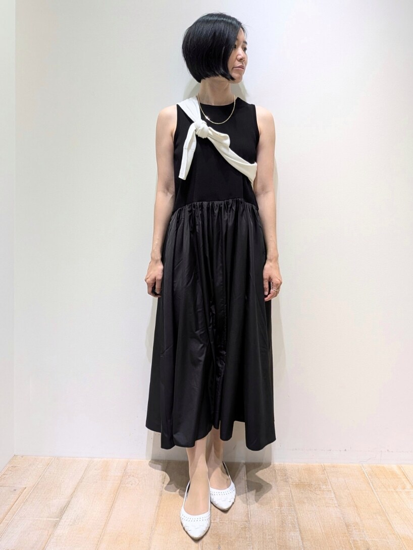 ブラック系のワンピース、ホワイト系のカーディガン/ボレロを着用したレディースの夏コーディネートの2枚目の写真