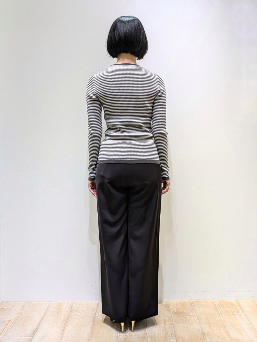 ベージュ系のベスト、その他のニット/セーター、ブラック系のスラックスを着用したレディースの秋コーディネートの3枚目の写真