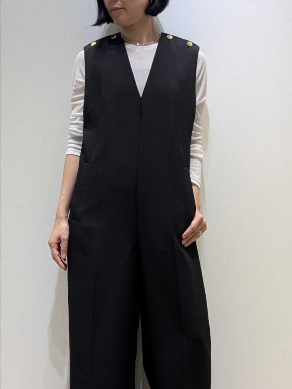 ブラック系のつなぎ/オールインワン、ホワイト系のTシャツ/カットソー、シルバー系のネックレスを着用したレディースの春コーディネートの2枚目の写真