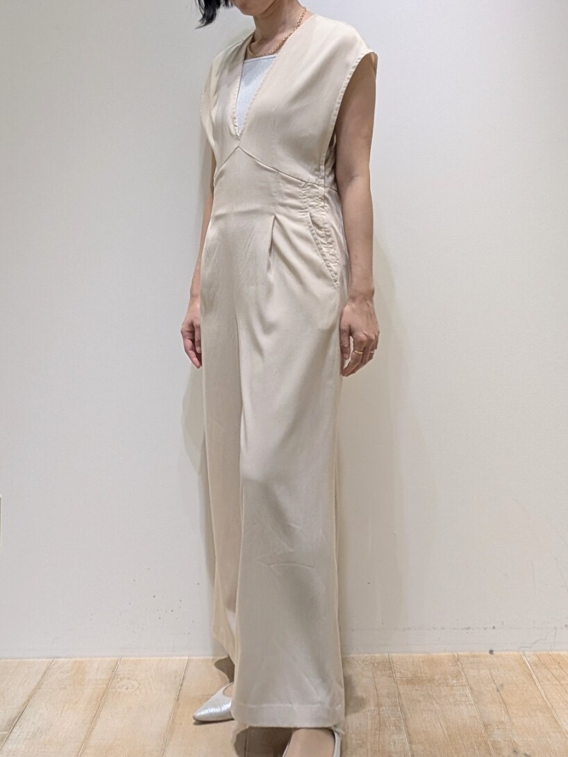 ホワイト系のサロペット/オーバーオール、グレー系のタンクトップを着用したレディースの春コーディネートの3枚目の写真