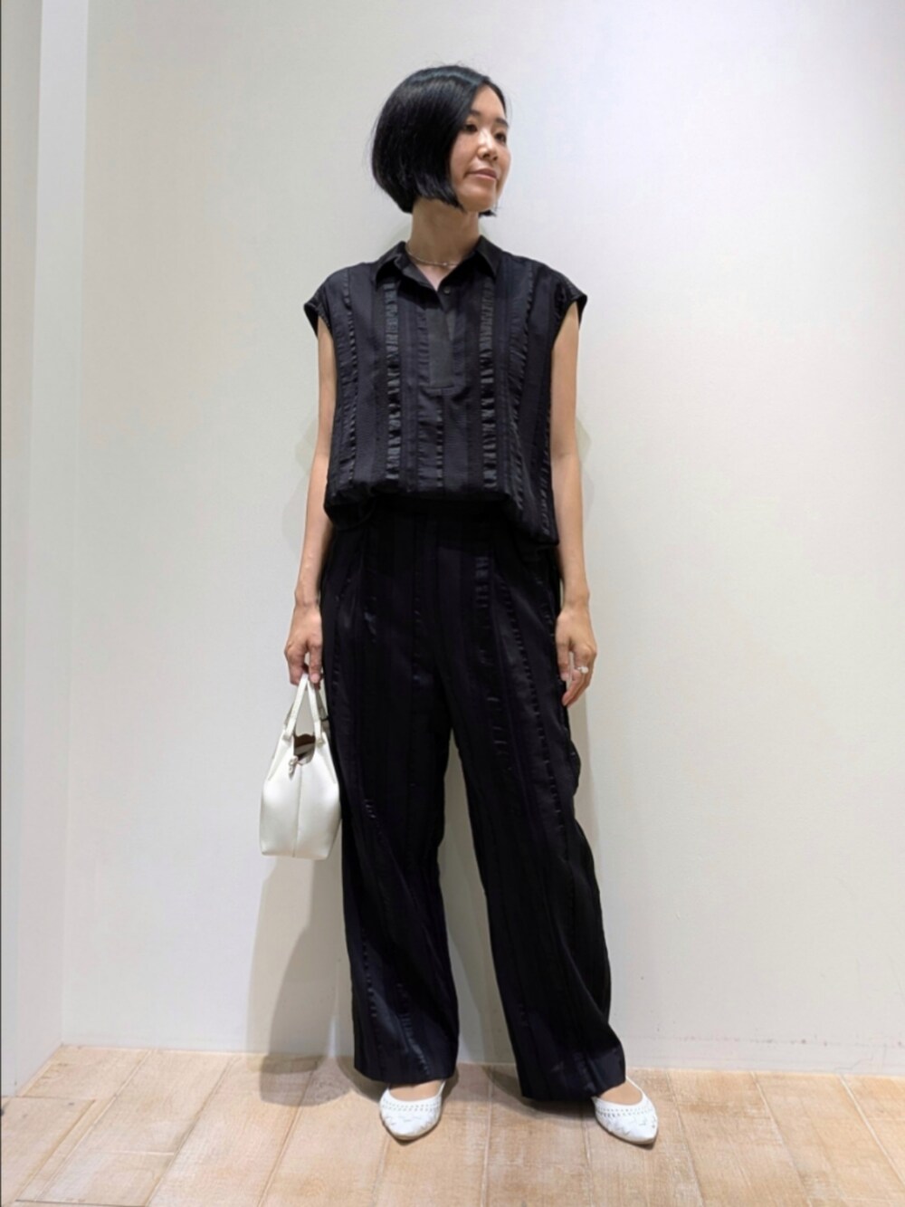 ブラック系のシャツ/ブラウス、ブラック系のその他パンツを着用したレディースの夏コーディネートの4枚目の写真