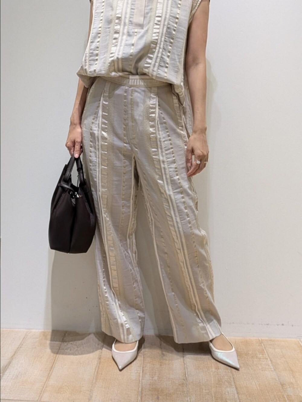 ベージュ系のシャツ/ブラウス、ベージュ系のその他パンツを着用したレディースの夏コーディネートの4枚目の写真