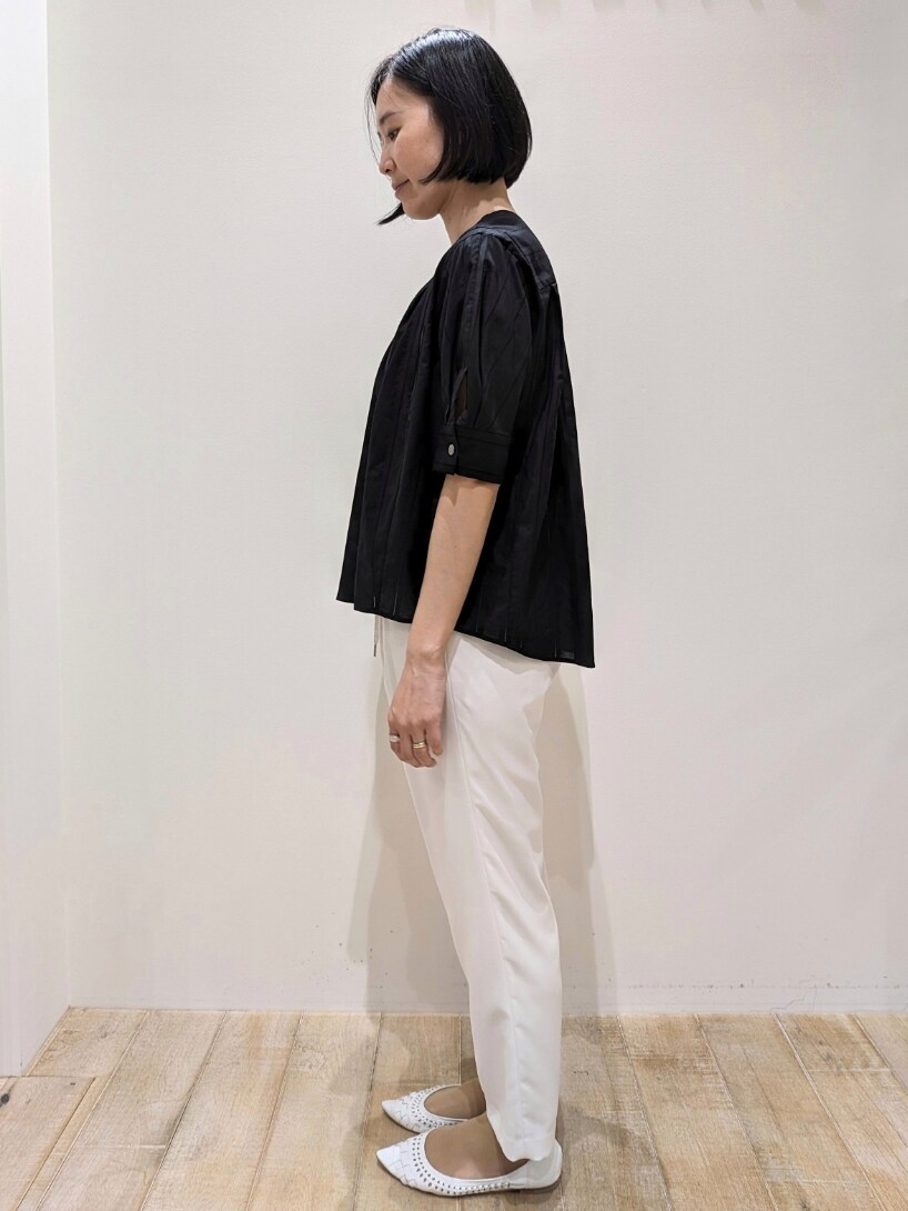 ブラック系のシャツ/ブラウス、ホワイト系のその他パンツを着用したレディースの夏コーディネートの2枚目の写真