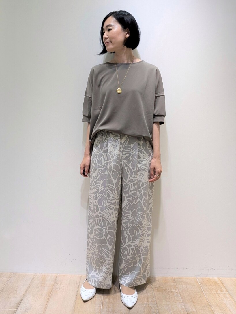 グリーン系のTシャツ/カットソー、グレー系のその他パンツを着用したレディースの夏コーディネートの2枚目の写真