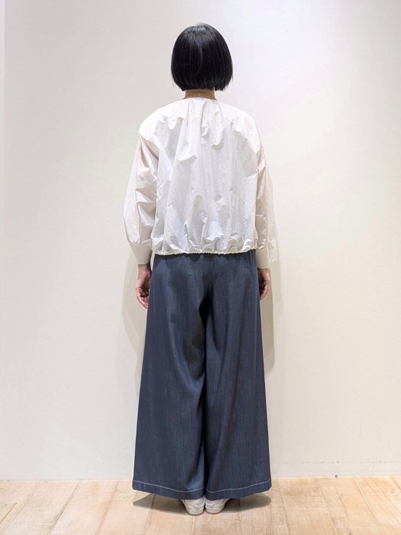 ブルー系のその他パンツ、グレー系のタンクトップ、ホワイト系のブルゾンを着用したレディースの春コーディネートの4枚目の写真