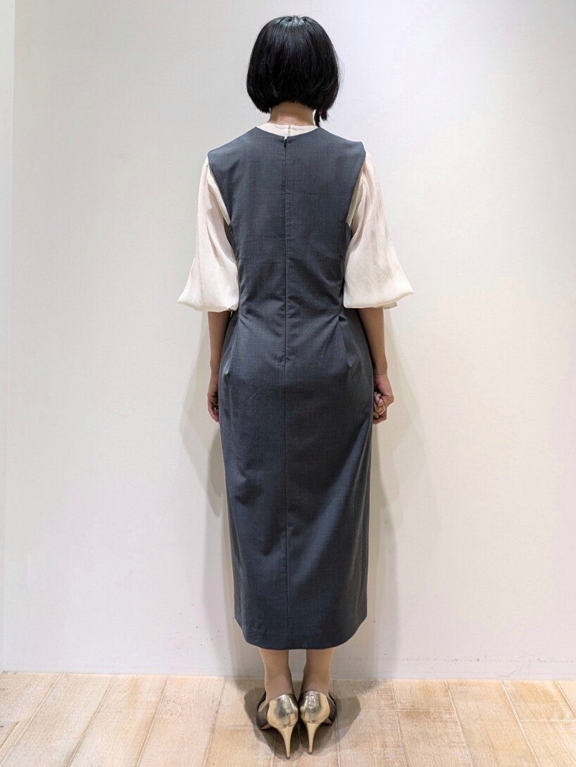 グリーン系のワンピース、ホワイト系のシャツ/ブラウスを着用したレディースの秋コーディネートの3枚目の写真