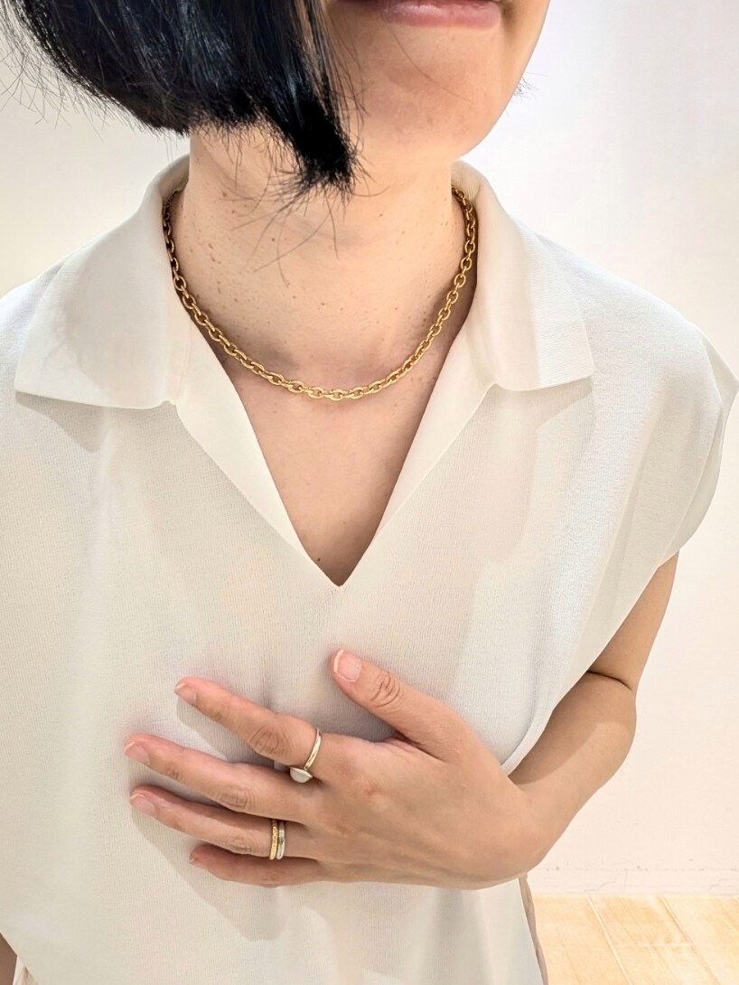 ホワイト系のTシャツ/カットソー、ベージュ系のその他パンツを着用したレディースの夏コーディネートの5枚目の写真