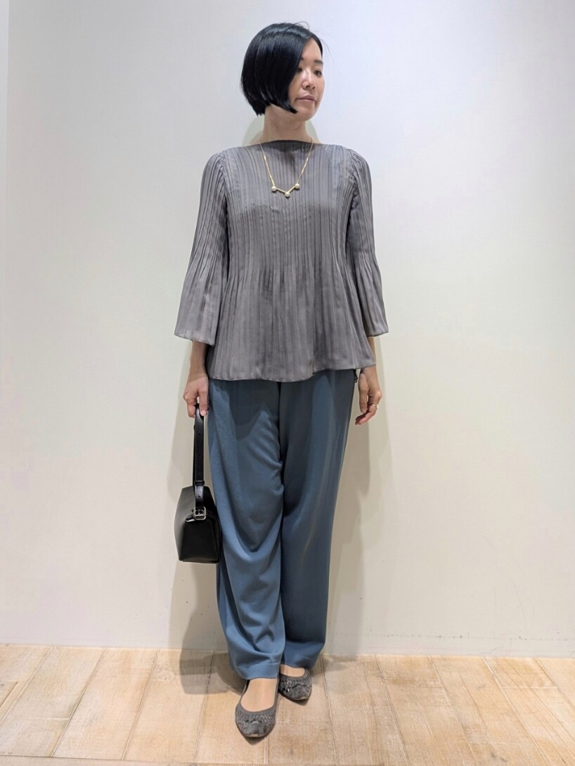 グレー系のシャツ/ブラウス、グリーン系のその他パンツを着用したレディースの春コーディネートの4枚目の写真