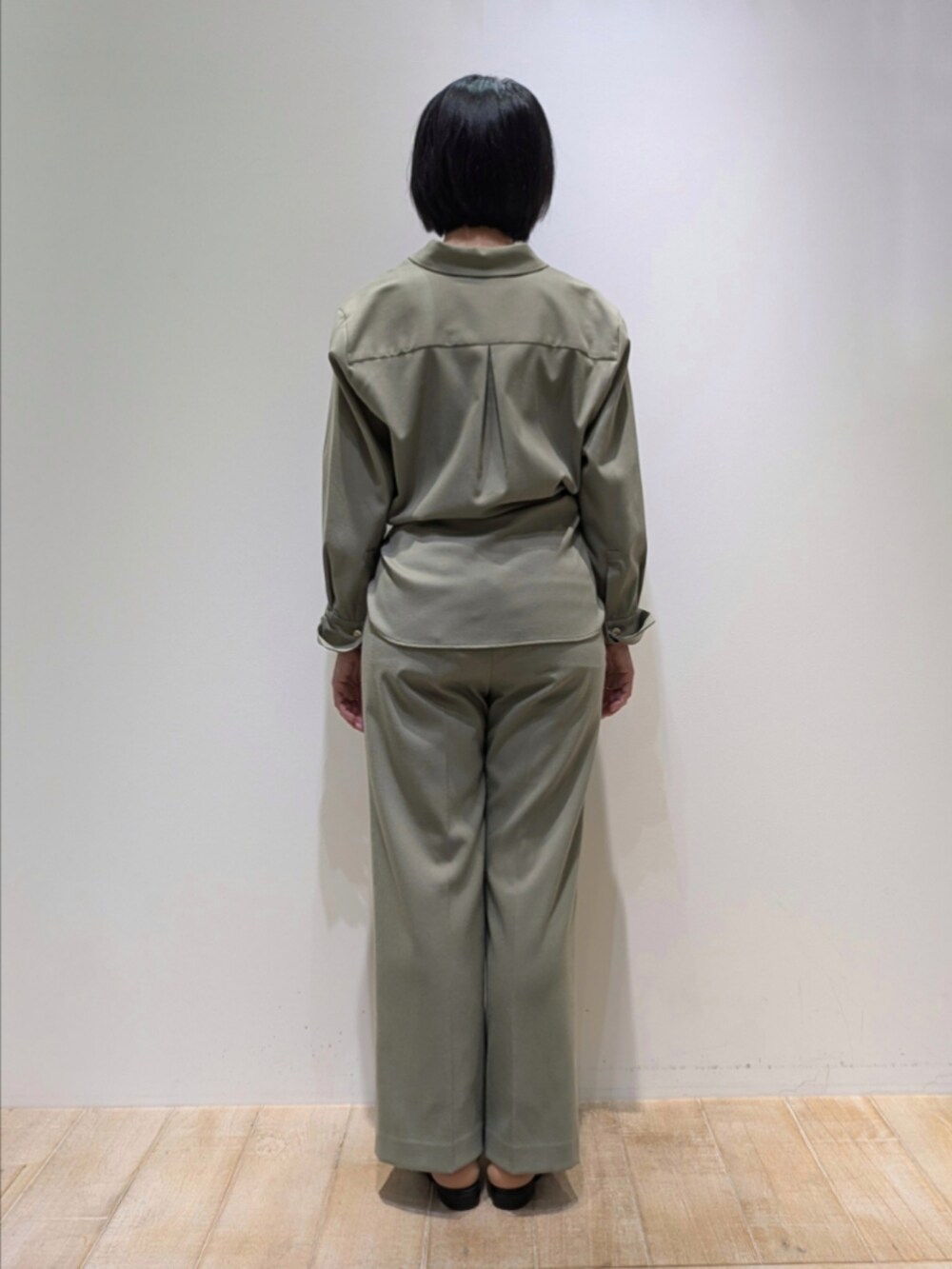 グリーン系のシャツ/ブラウス、グリーン系のその他パンツを着用したレディースの秋コーディネートの5枚目の写真