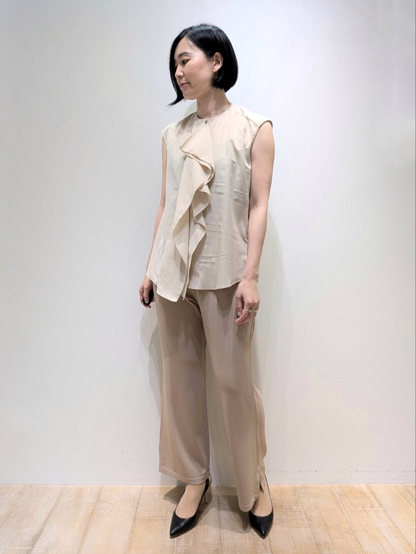 ベージュ系のシャツ/ブラウス、ベージュ系のその他パンツを着用したレディースの夏コーディネートの2枚目の写真