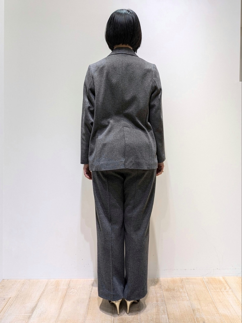 グレー系のテーラードジャケット、グレー系のスラックスを着用したレディースの冬コーディネートの3枚目の写真