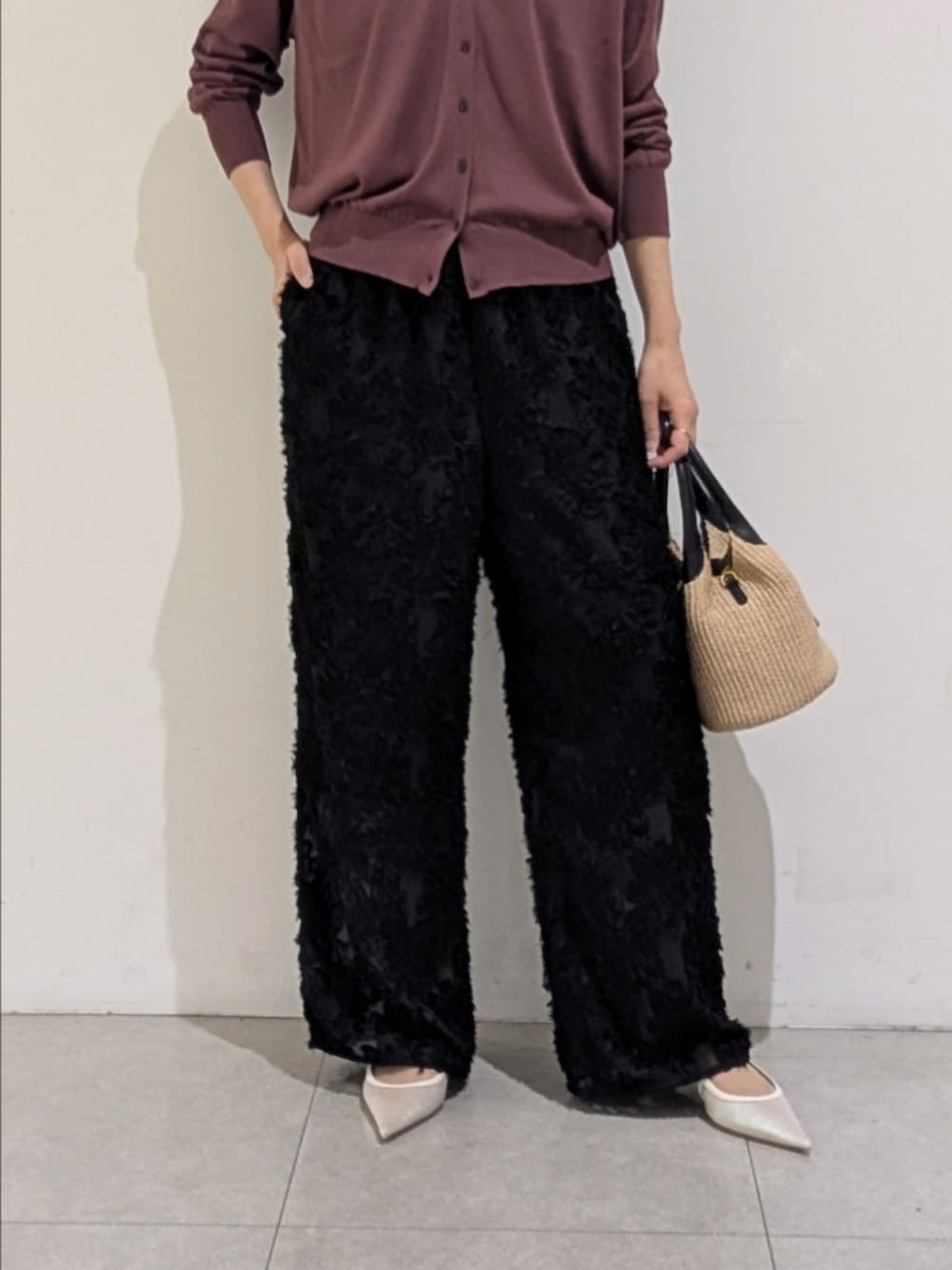 ブラック系のその他パンツ、レッド系のカーディガン/ボレロ、シルバー系のネックレスを着用したレディースの夏コーディネートの3枚目の写真