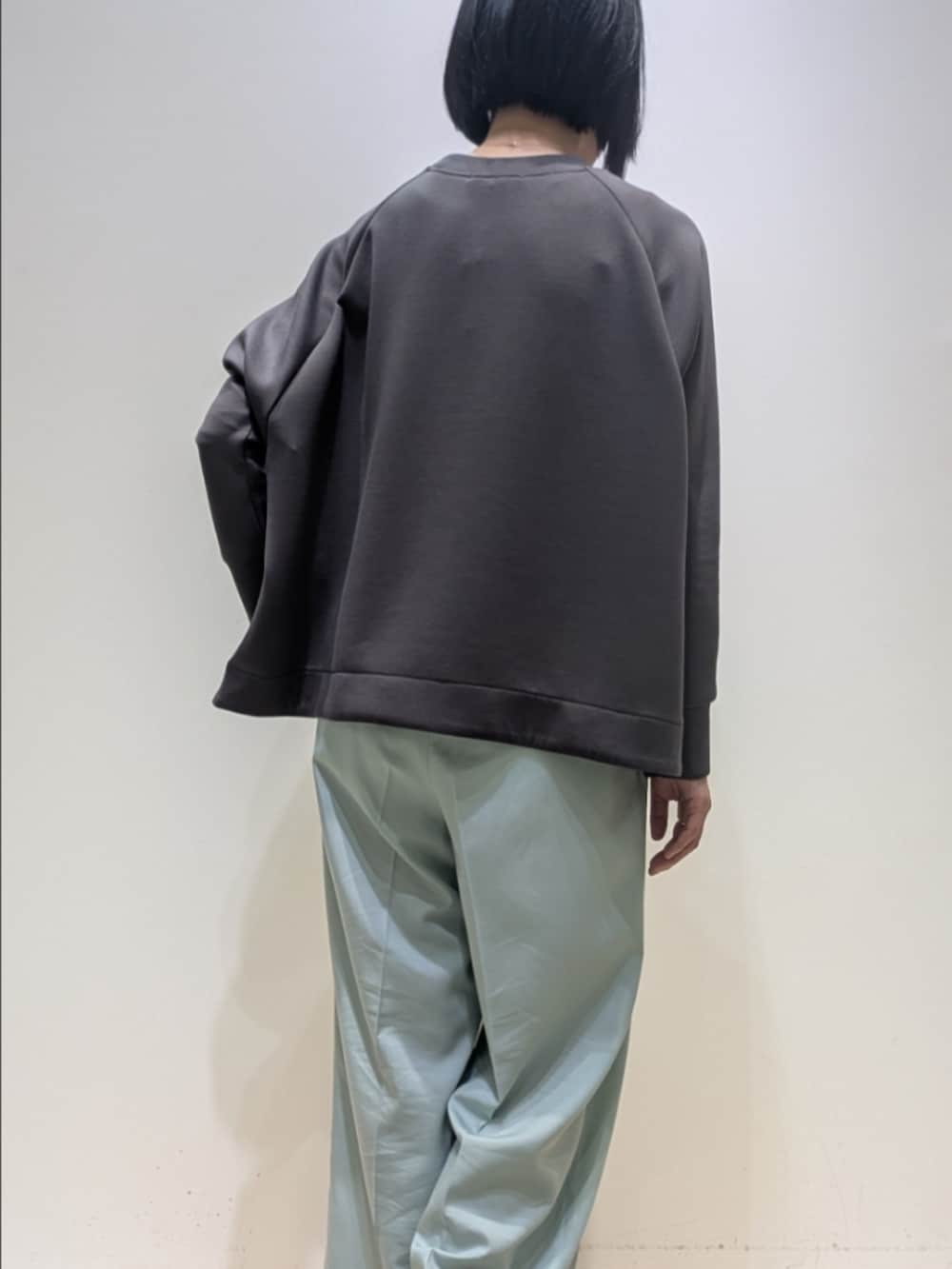 グリーン系のその他パンツ、グレー系のスウェット、ホワイト系のショルダーバッグを着用したレディースの冬コーディネートの4枚目の写真