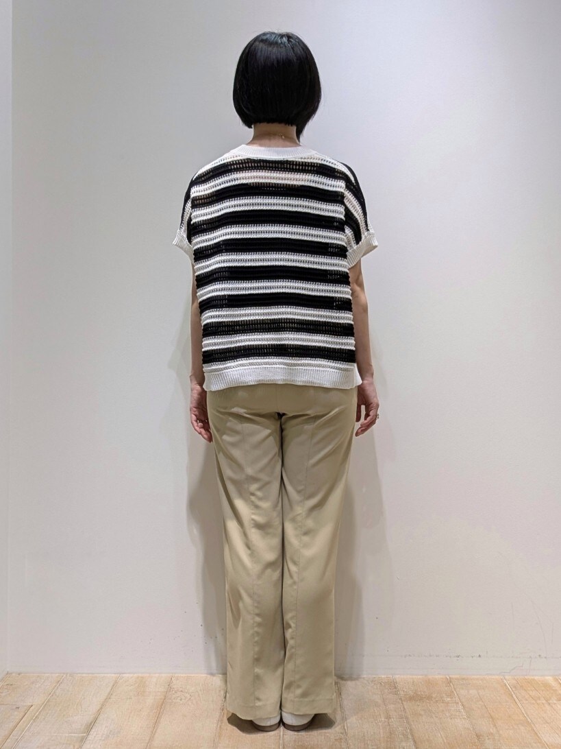 その他のニット/セーター、イエロー系のスラックスを着用したレディースの春コーディネートの3枚目の写真