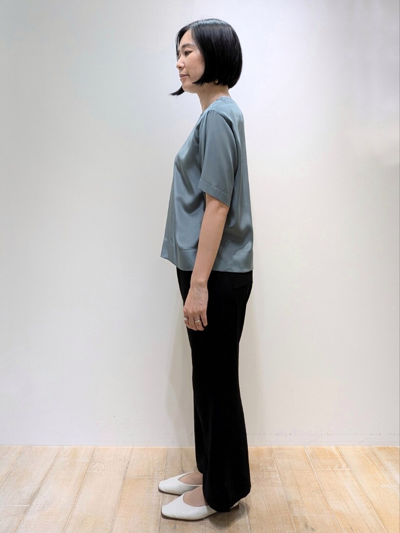 グリーン系のTシャツ/カットソー、ブラック系のその他パンツを着用したレディースの夏コーディネートの3枚目の写真