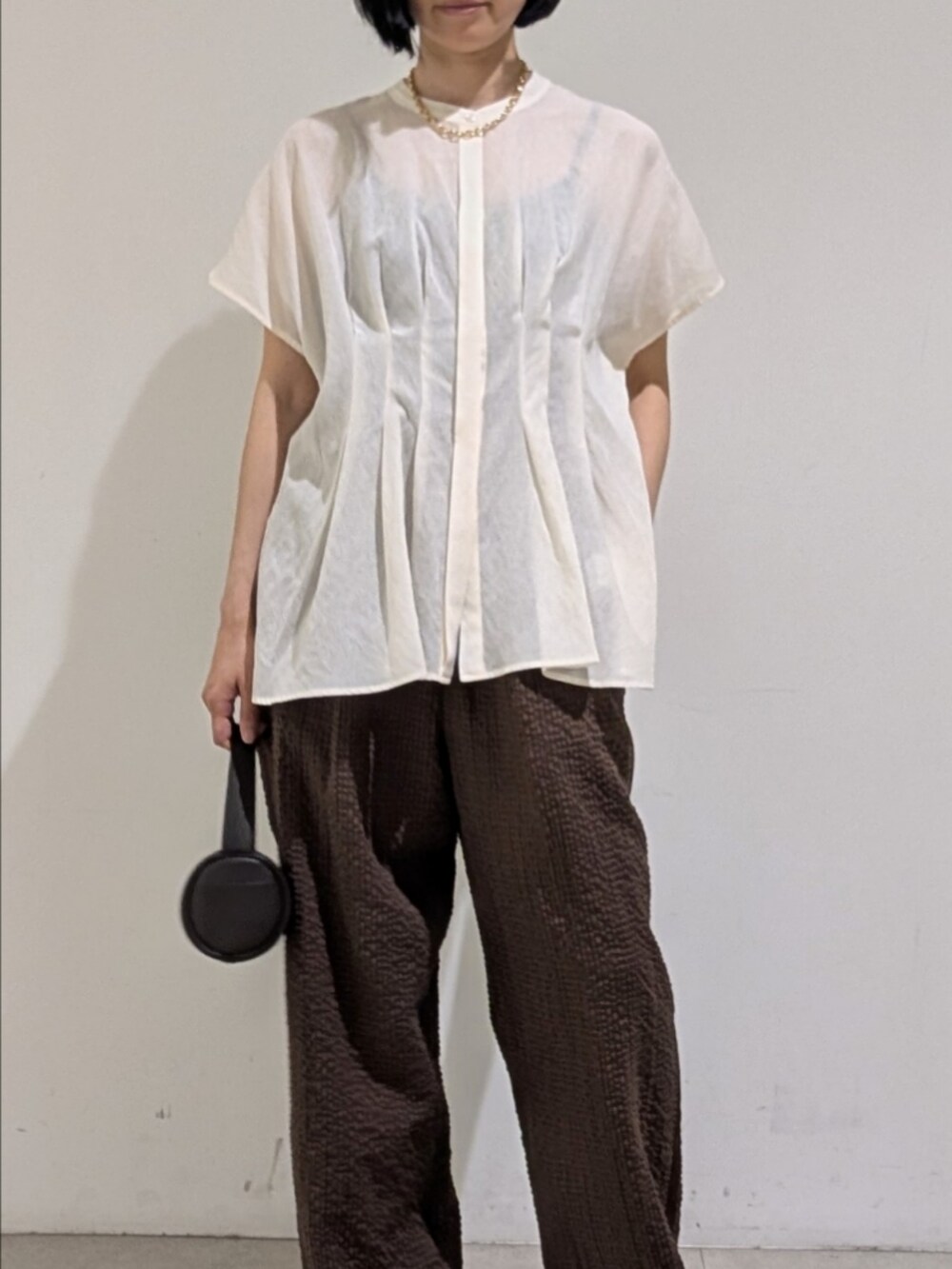 ホワイト系のシャツ/ブラウス、ブラウン系のその他パンツ、ゴールド系のネックレスを着用したレディースの夏コーディネートの2枚目の写真