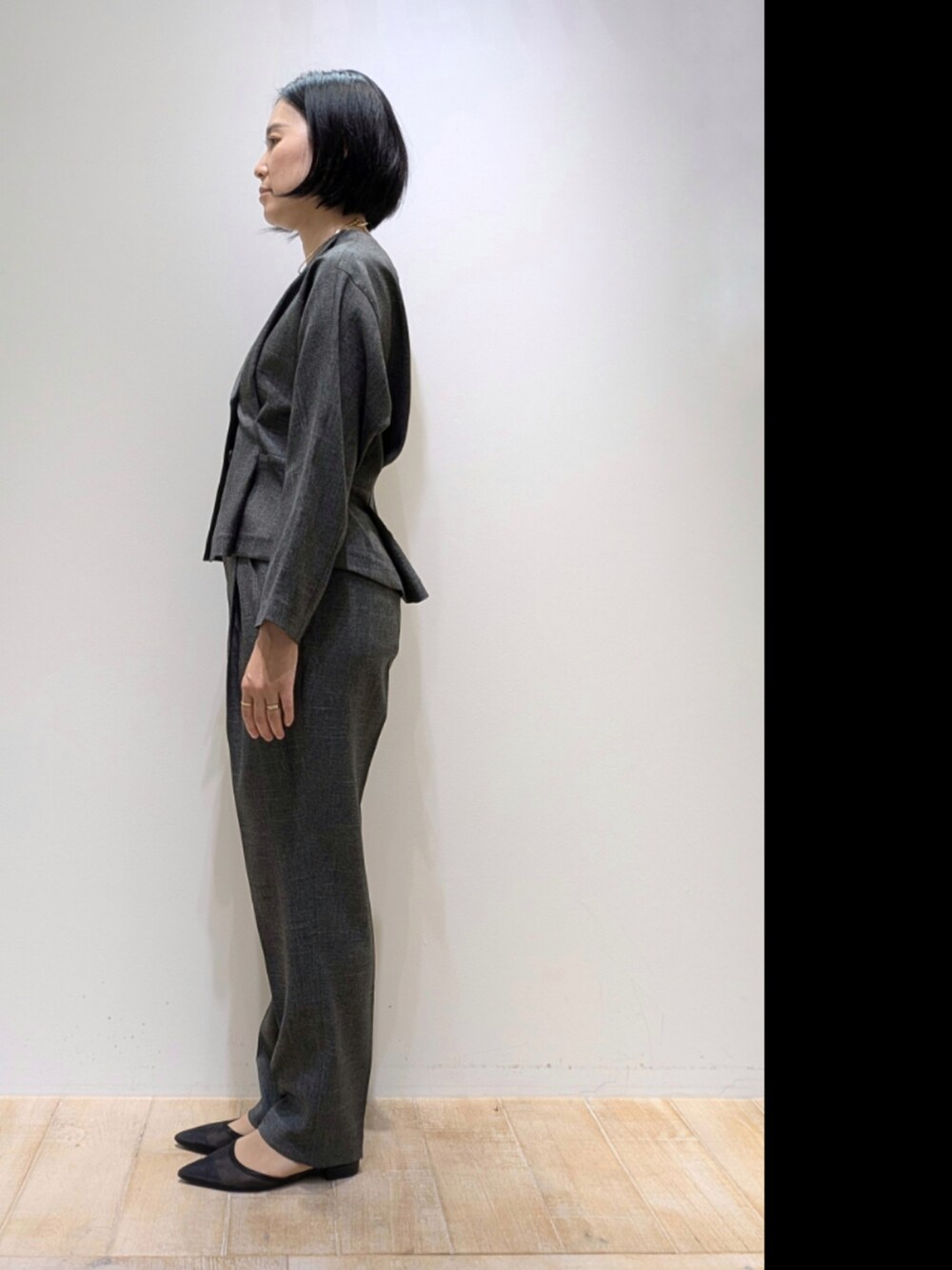 グレー系のその他パンツ、グレー系のテーラードジャケット、シルバー系のチョーカーを着用したレディースの秋コーディネートの4枚目の写真