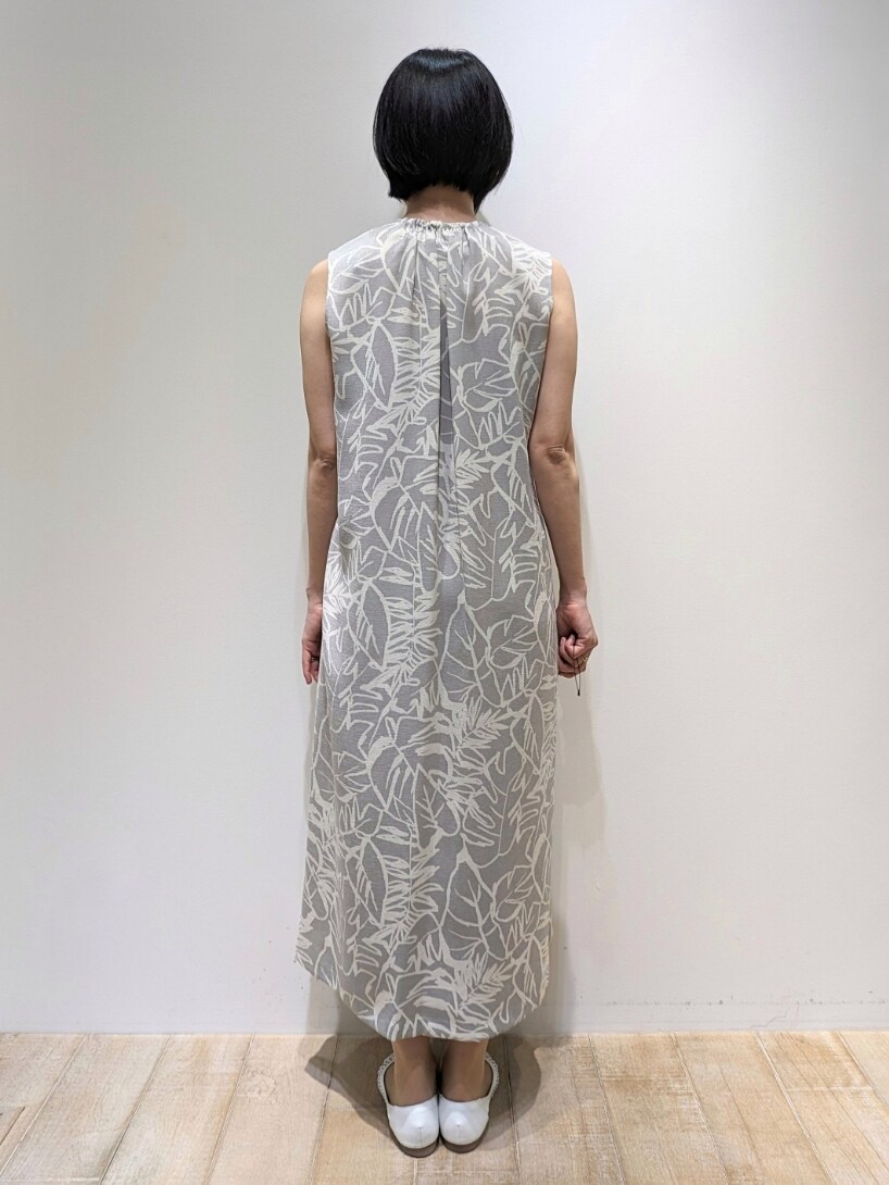 グレー系のカーディガン/ボレロ、グレー系のワンピースを着用したレディースの春コーディネートの3枚目の写真