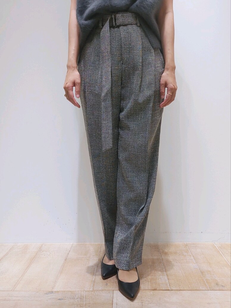 グレー系のニット/セーター、ブラック系のショルダーバッグ、ブラック系のその他パンツを着用したレディースの秋コーディネートの2枚目の写真