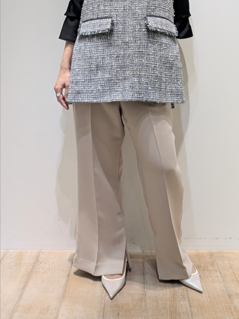 ブラック系のシャツ/ブラウス、ブラック系のベスト、ベージュ系のその他パンツを着用したレディースの冬コーディネートの3枚目の写真