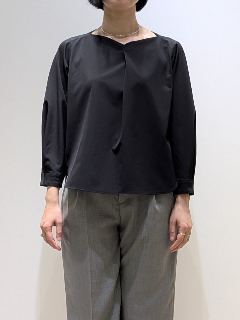 ブラック系のシャツ/ブラウス、グレー系のスラックスを着用したレディースの春コーディネートの4枚目の写真