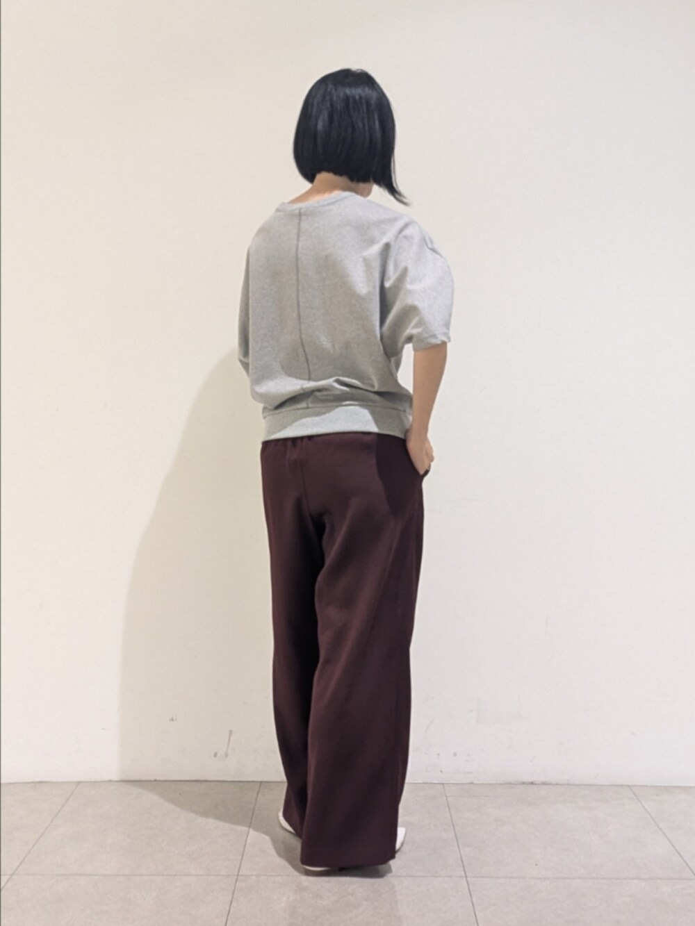 グレー系のスウェット、レッド系のその他パンツを着用したレディースの夏コーディネートの5枚目の写真