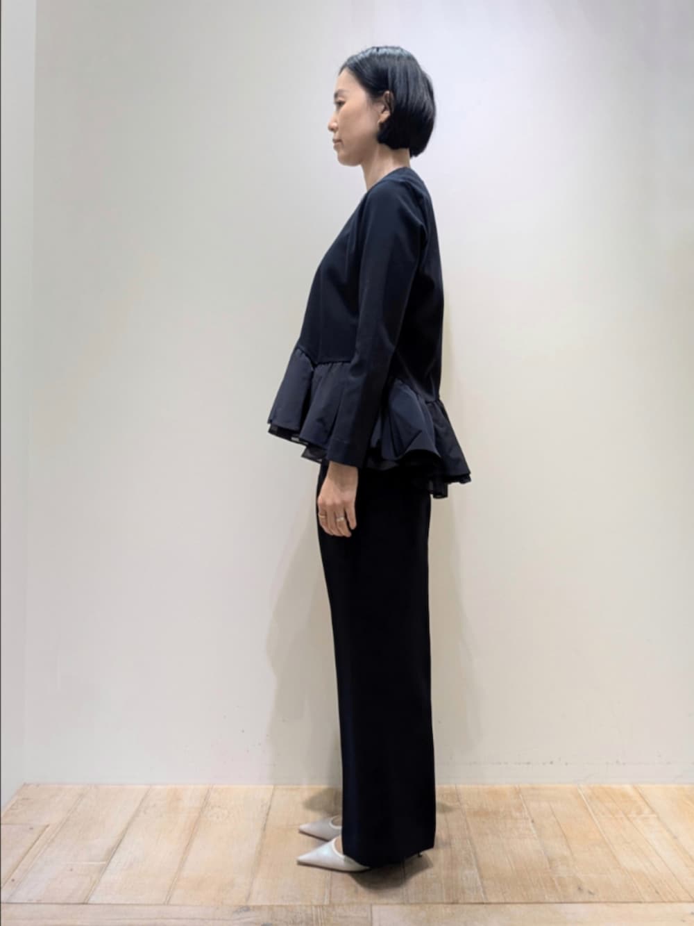 ブルー系のシャツ/ブラウス、ブルー系のその他パンツを着用したレディースの冬コーディネートの4枚目の写真