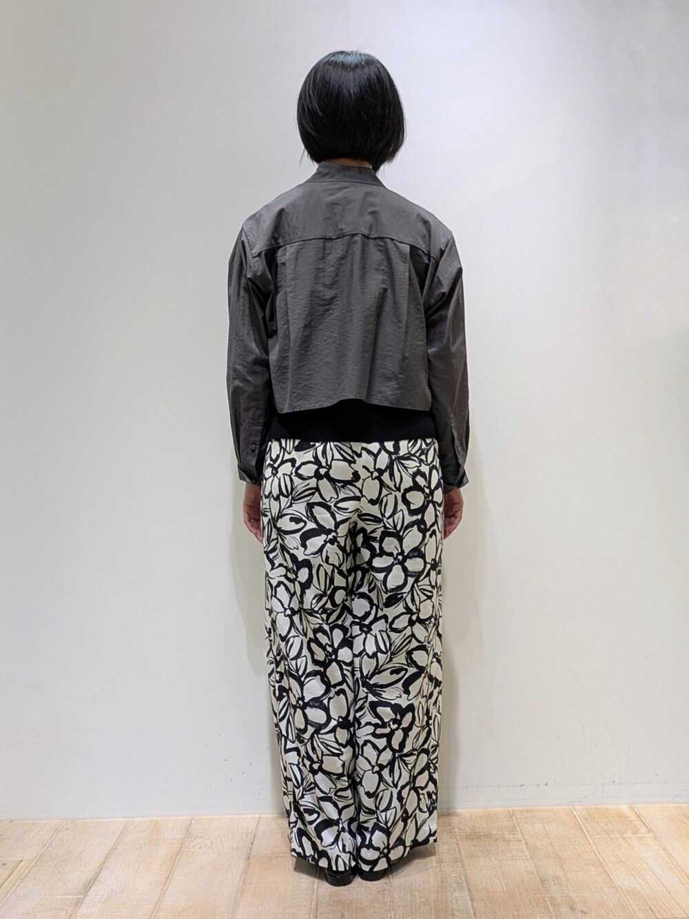 「qualite、カリテ(qualite)、シャツ、シャツスタイル、パンツ、パンツスタイル、パンツコーデ、フラワー、フラワープリント、骨格ウェーブ、ブルベ夏」｜「qualiteのリネンライクペインティングプリントパンツ/ワイドパンツ（その他パンツ、その他）」を使った、Chieさん（レディース・164cm）の夏コーディネートの4枚目の写真