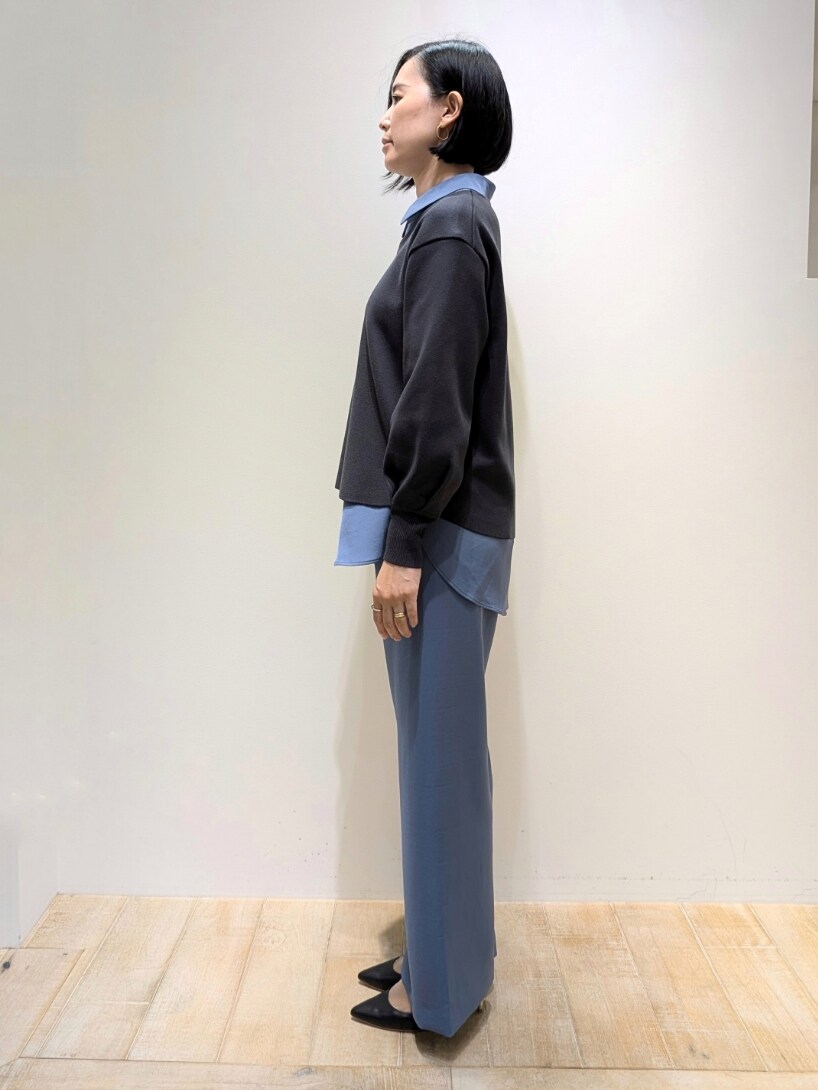 グレー系のシャツ/ブラウス、ブルー系のスラックス、ブルー系のシャツ/ブラウスを着用したレディースの秋コーディネートの2枚目の写真