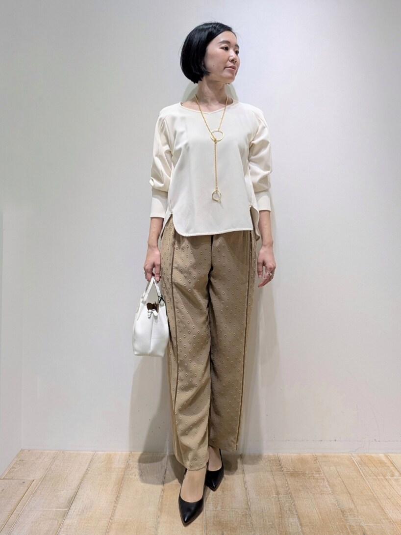 ホワイト系のシャツ/ブラウス、ベージュ系のその他パンツを着用したレディースの冬コーディネートの4枚目の写真