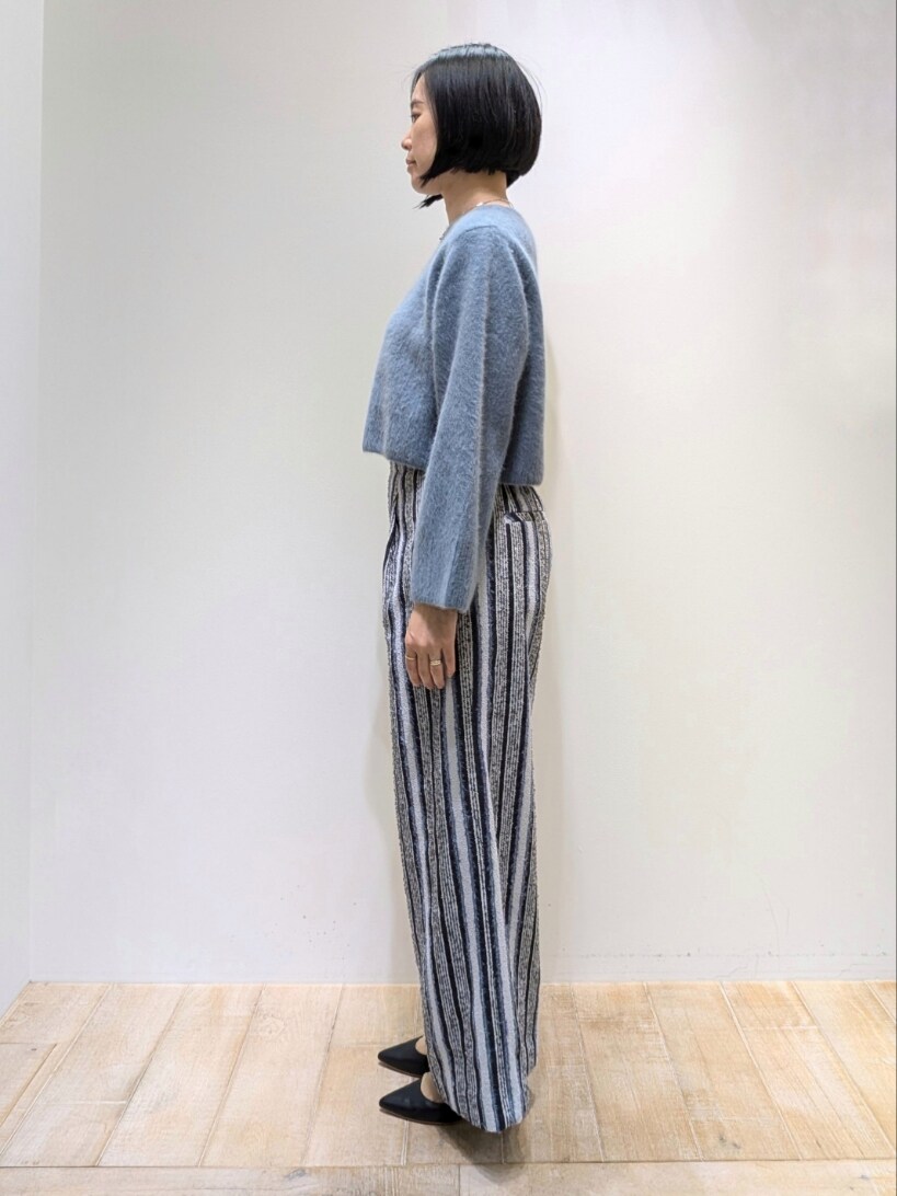 ブルー系のニット/セーター、ブルー系のその他パンツを着用したレディースの冬コーディネートの2枚目の写真