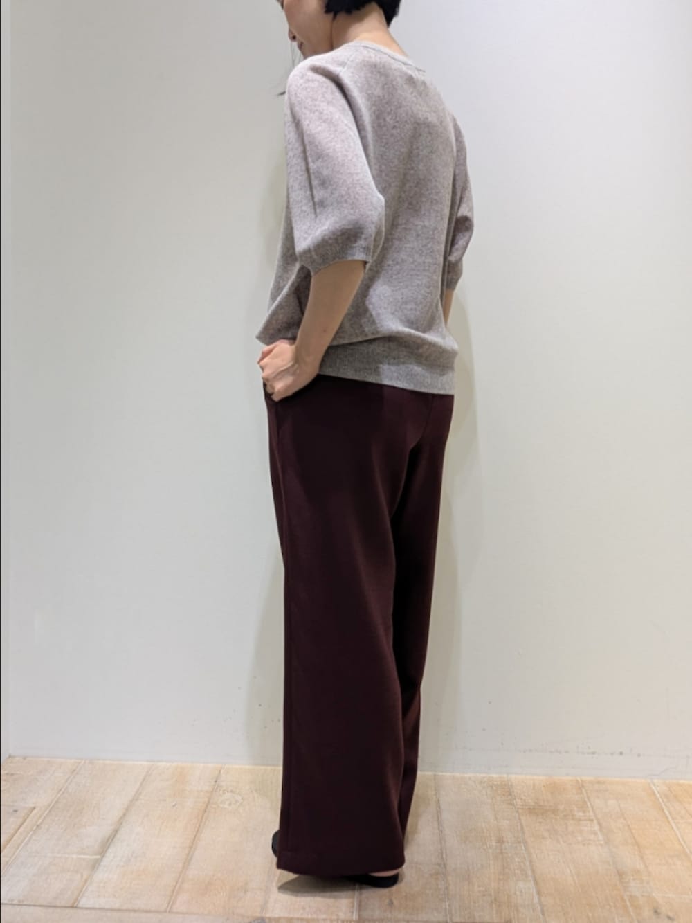 ホワイト系のショルダーバッグ、ブラウン系のニット/セーター、レッド系のその他パンツを着用したレディースの夏コーディネートの4枚目の写真