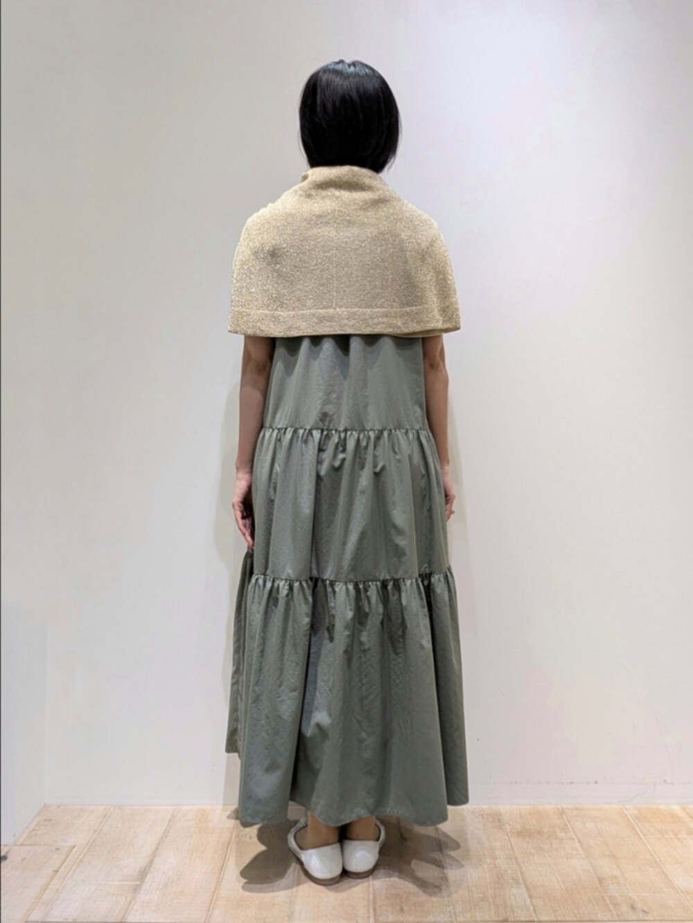 ゴールド系のTシャツ/カットソー、グリーン系のワンピース、ゴールド系のショルダーバッグを着用したレディースの夏コーディネートの3枚目の写真