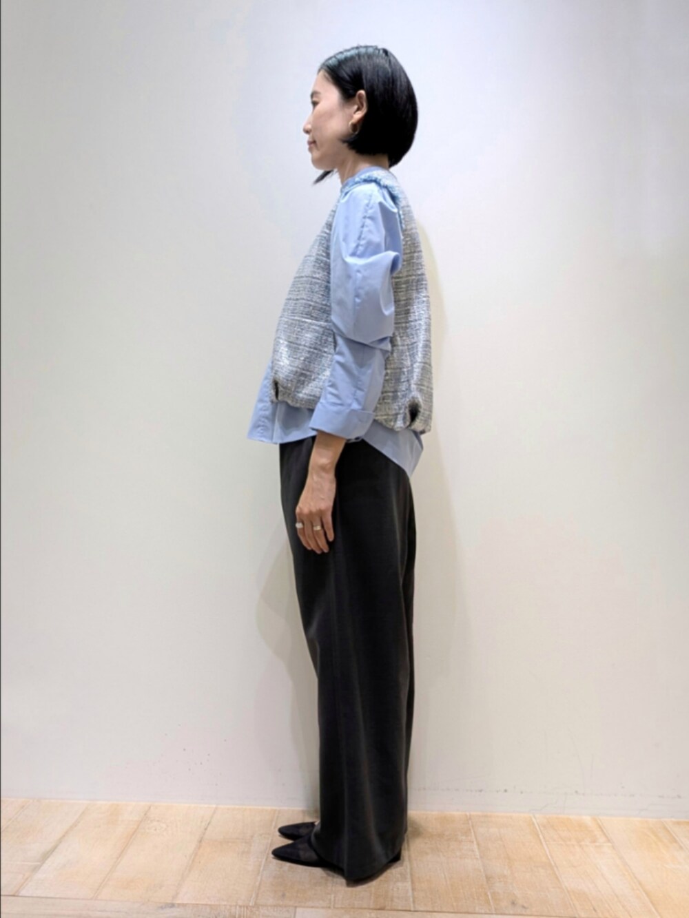 グレー系のその他パンツ、ブルー系のシャツ/ブラウス、シルバー系のブルゾンを着用したレディースの秋コーディネートの4枚目の写真