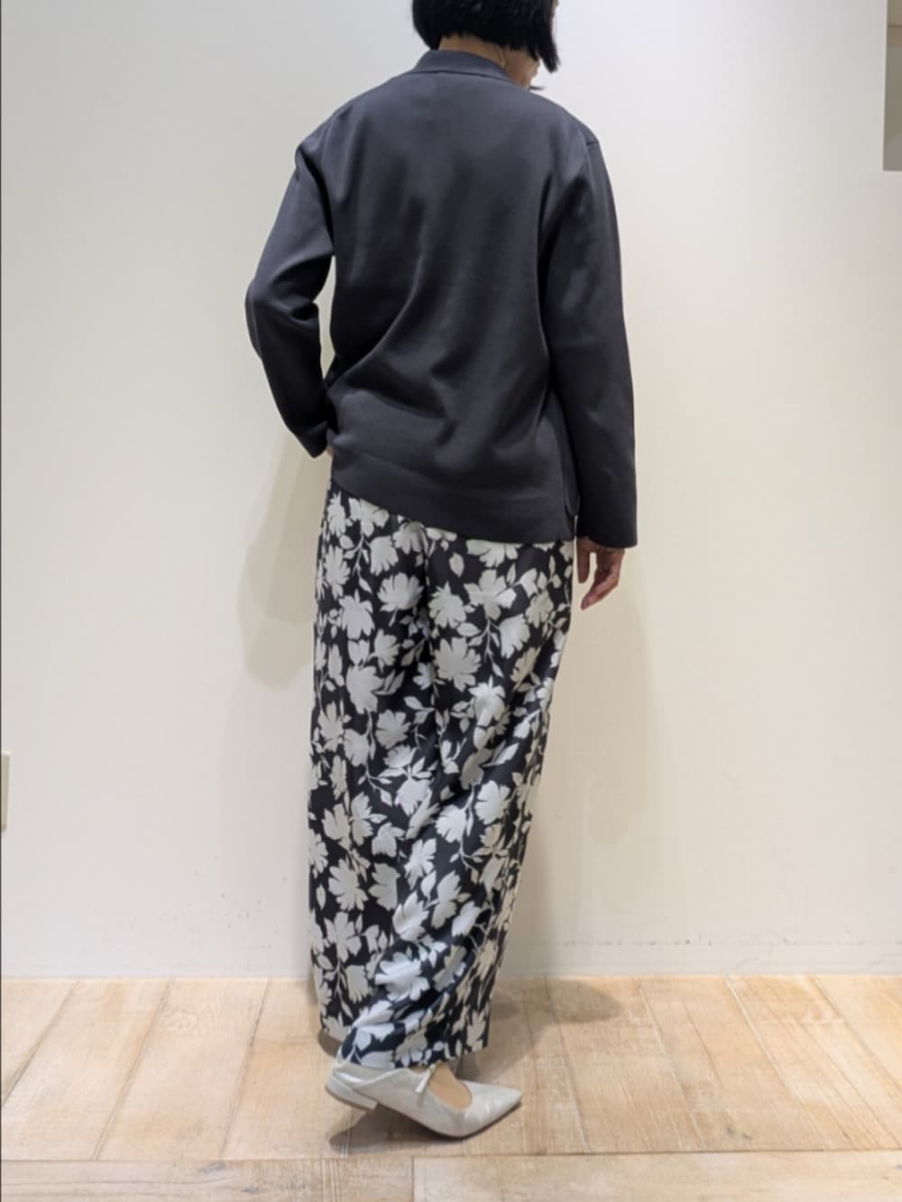 グレー系のテーラードジャケット、ホワイト系のTシャツ/カットソー、グレー系のその他パンツを着用したレディースの冬コーディネートの5枚目の写真