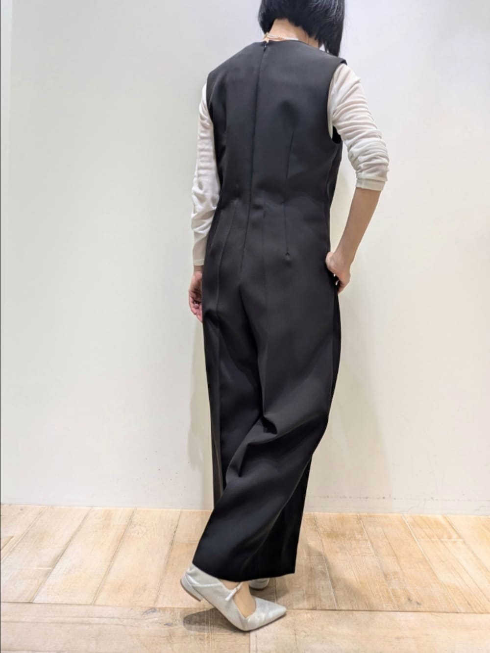 ブラック系のつなぎ/オールインワン、ホワイト系のTシャツ/カットソー、シルバー系のネックレスを着用したレディースの春コーディネートの5枚目の写真