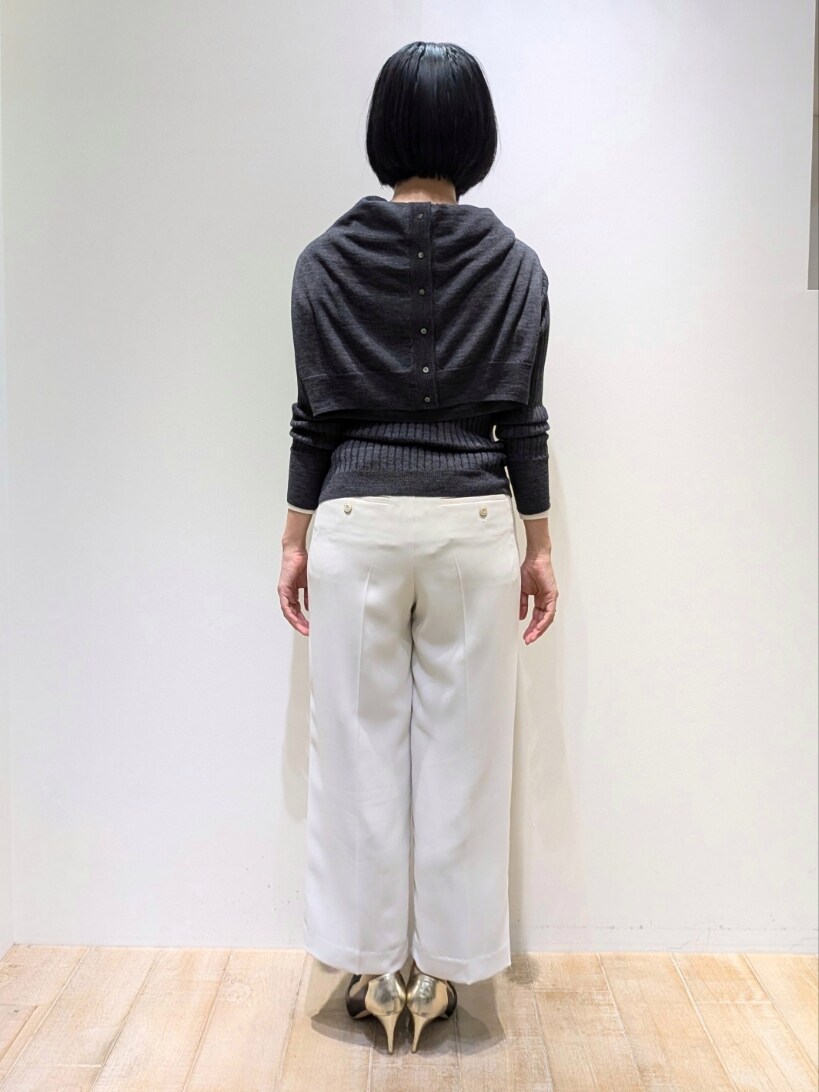 グレー系のニット/セーター、グレー系のカーディガン/ボレロ、ホワイト系のスラックスを着用したレディースの秋コーディネートの3枚目の写真